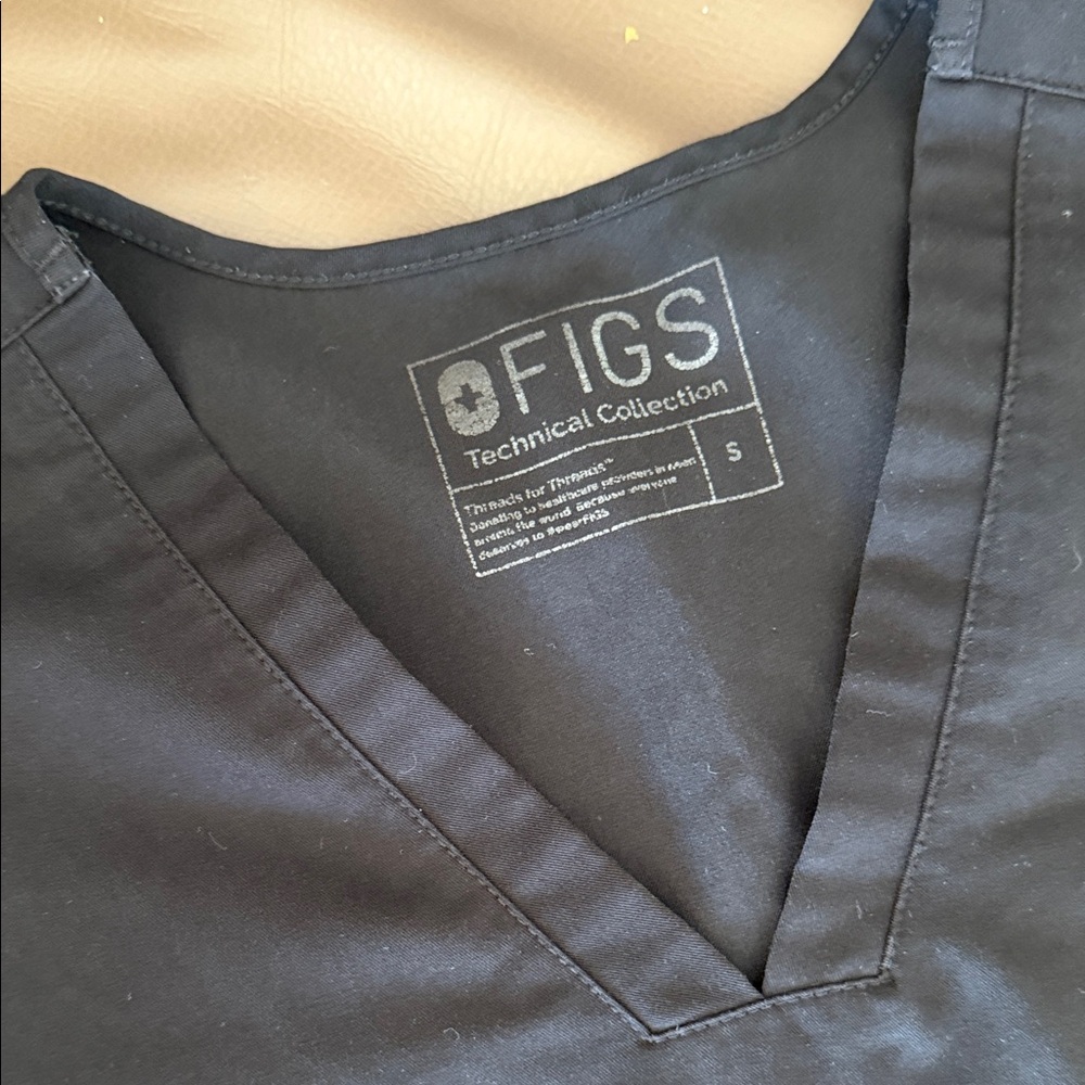 Figs Black Women's CASMA 3-Pocket Scrub Top. Black. Size S.